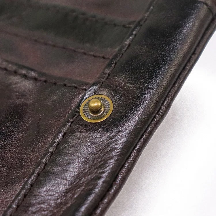 Leather Wayfarer-style expansion cap for an elegant and practical look