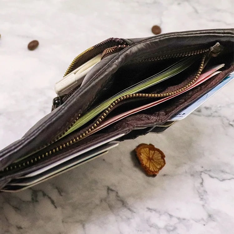 Leather Wayfarer-style expansion cap for an elegant and practical look