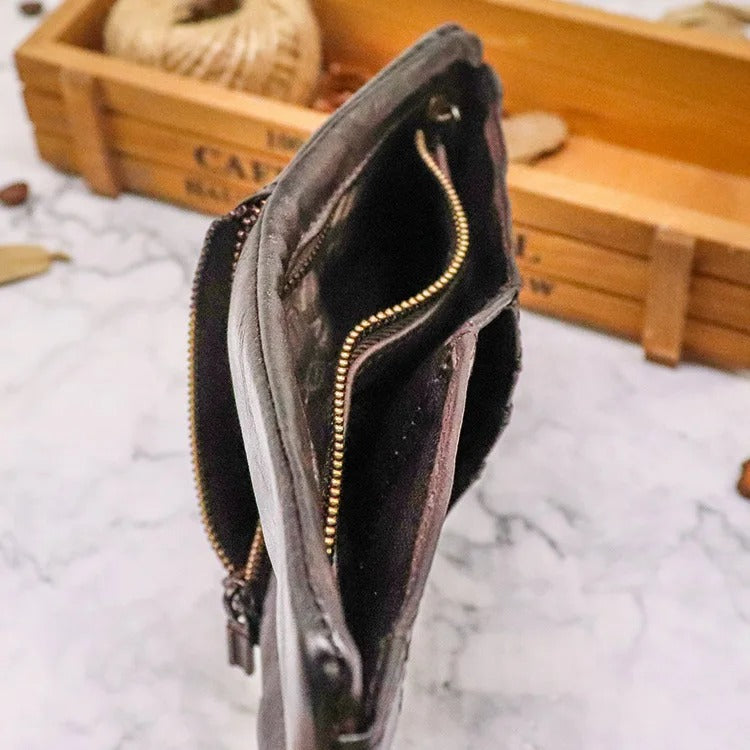 Leather Wayfarer-style expansion cap for an elegant and practical look