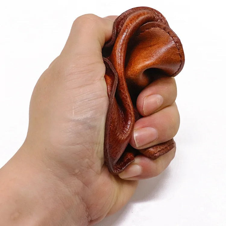 Leather Wayfarer-style expansion cap for an elegant and practical look